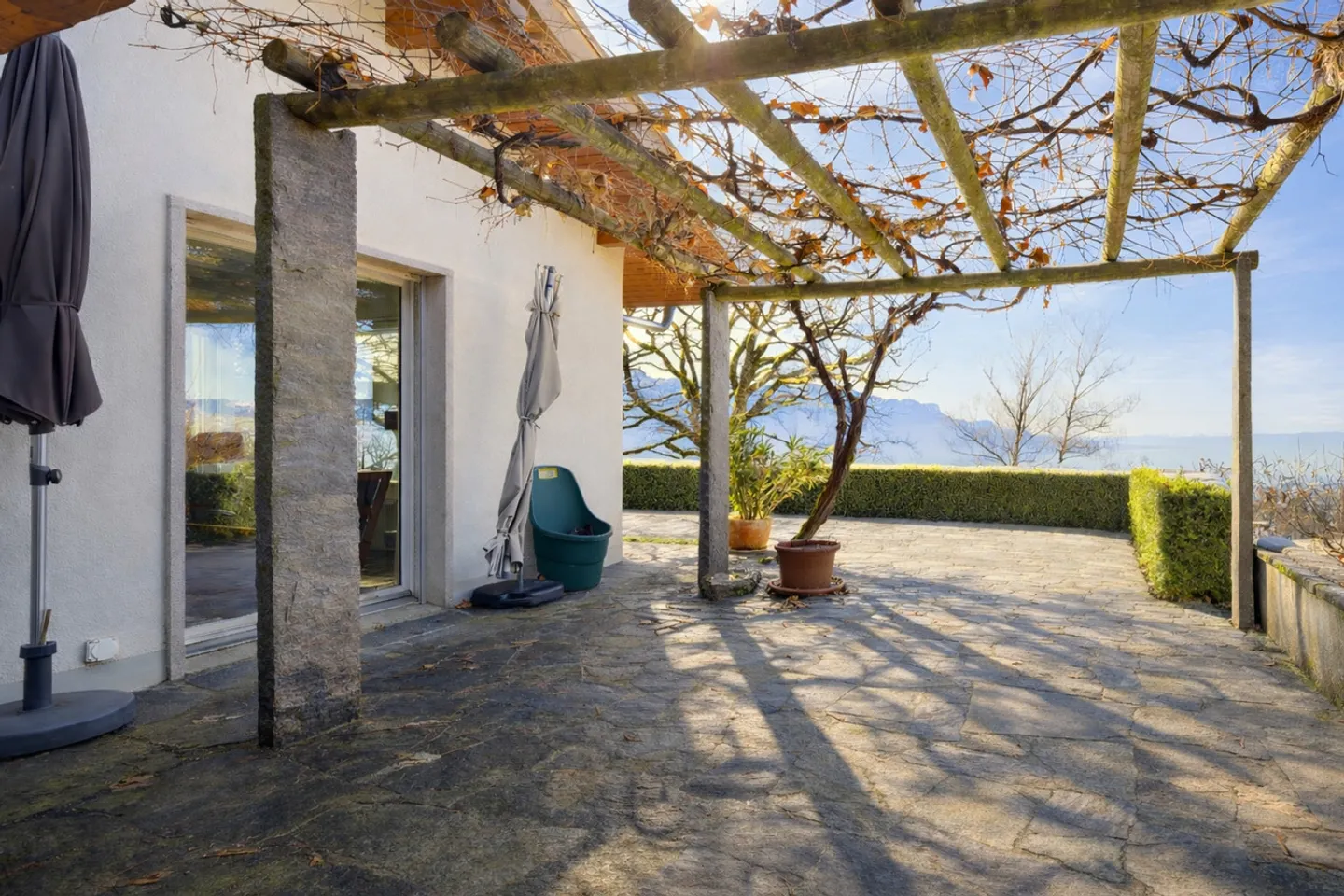 Villa au rez-de-chaussée avec vue sur le lac et le château - Photo 2 sur 11