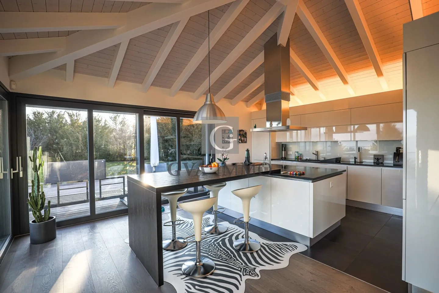 Stunning villa with panoramic view of the Lake and the Alps - Photo 4 of 5