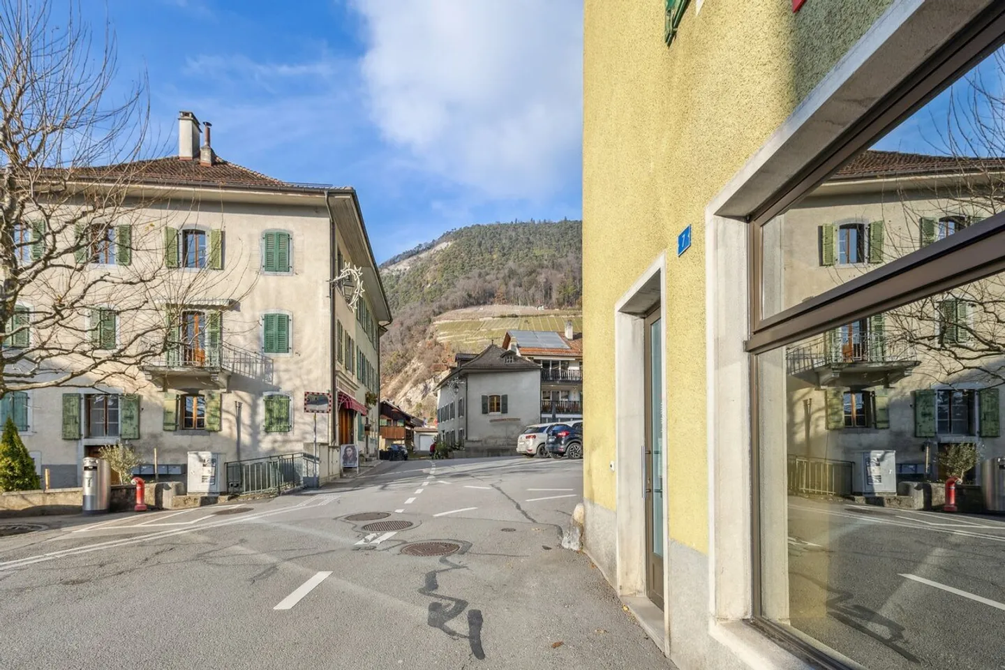 Mischgebäude im Herzen des Dorfes Ollon - Foto 1 von 13