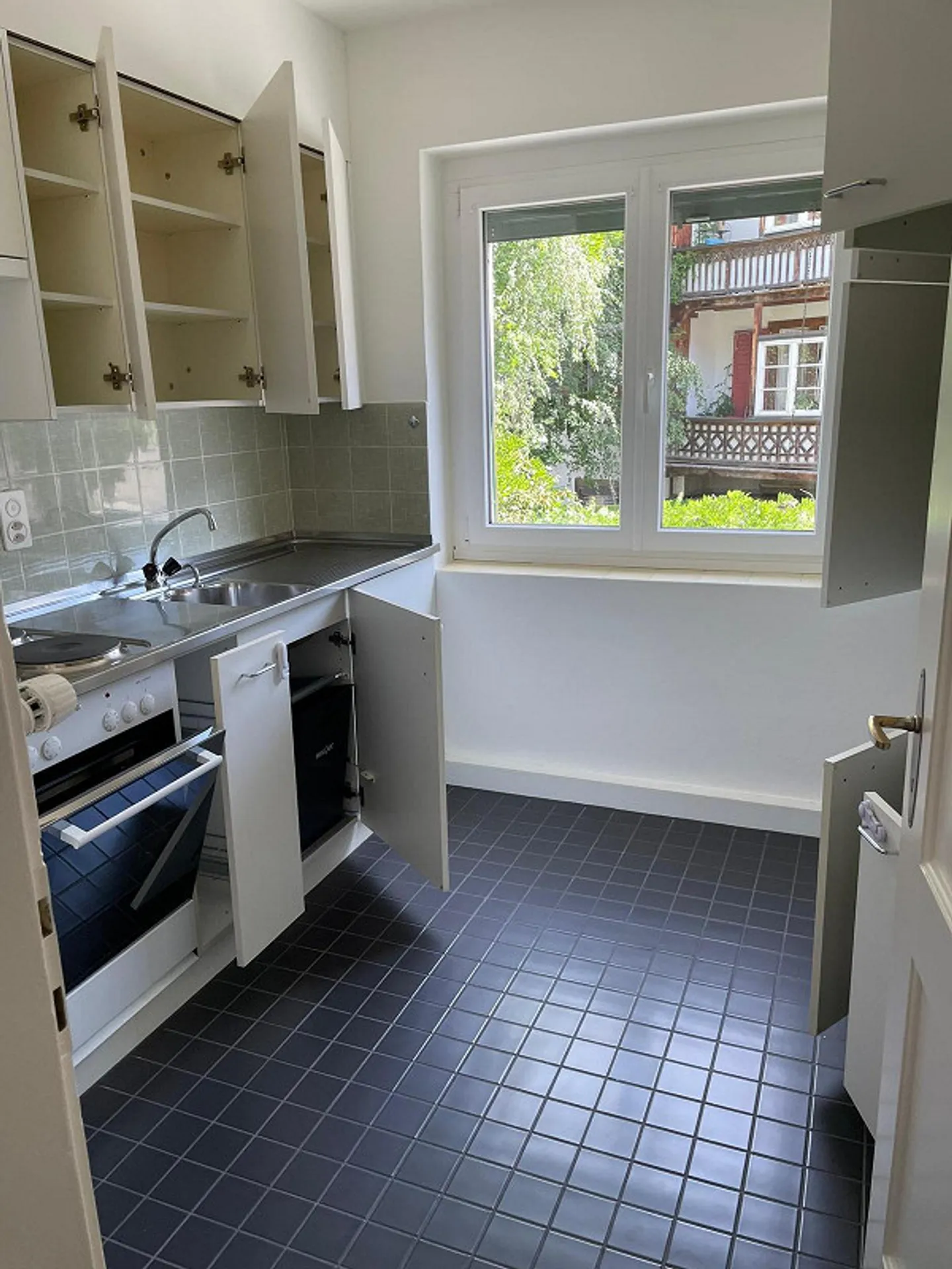 4-room old building apartment with large terrace in a sunny and central location - Photo 6 of 7
