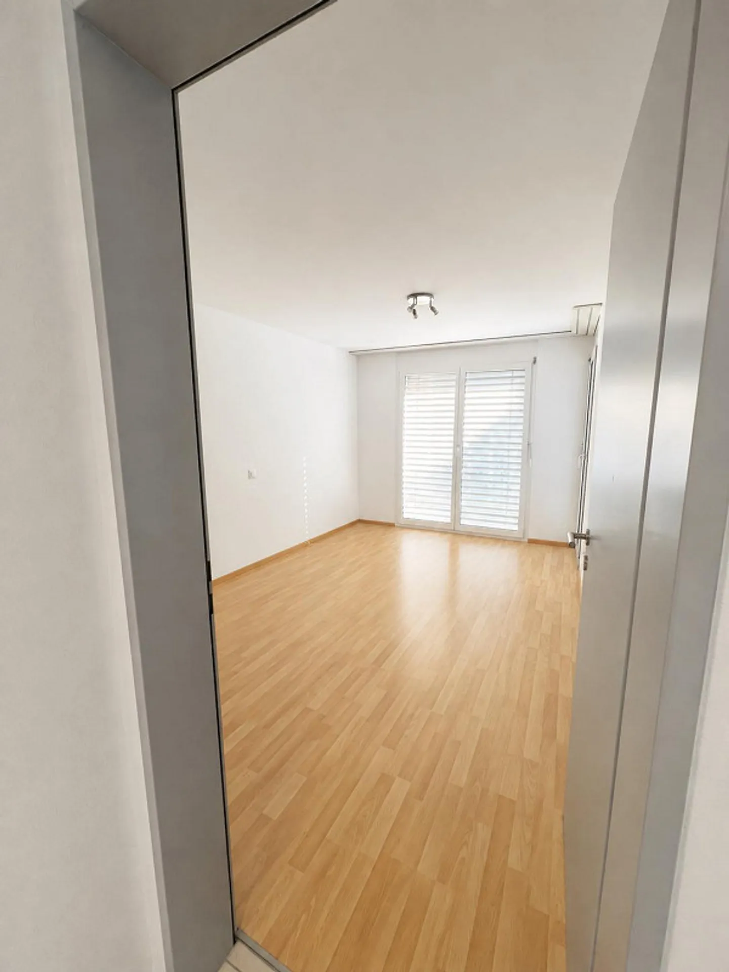 Ampio appartamento duplex di 4,5 locali in posizione centrale a Domat/Ems - Foto 3 di 10