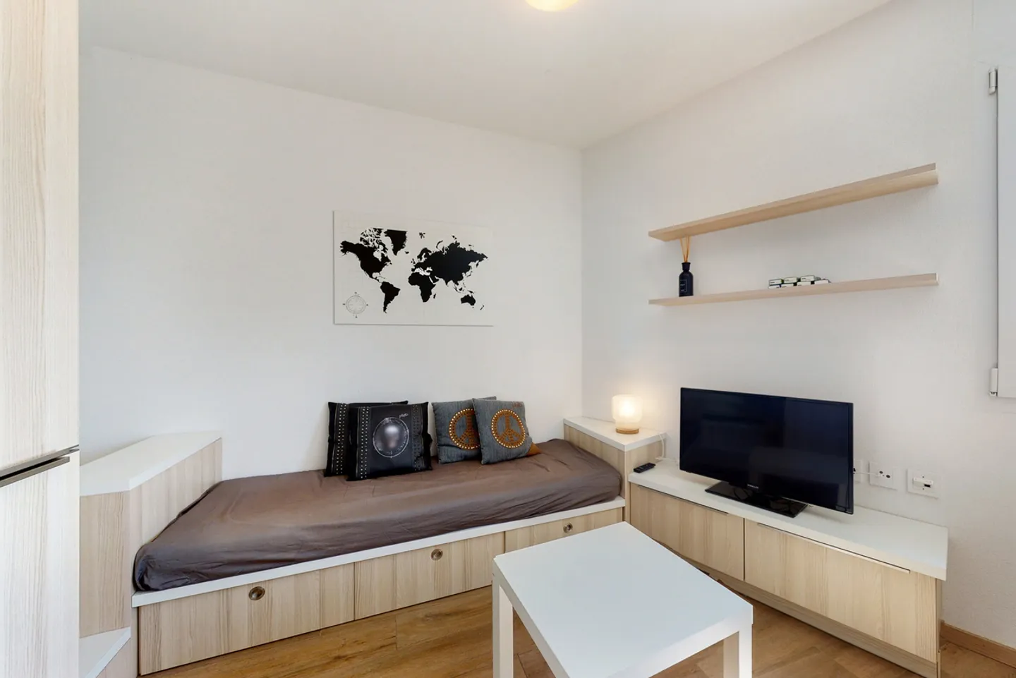 Modern Apartment with Open Kitchen - Photo 5 of 9