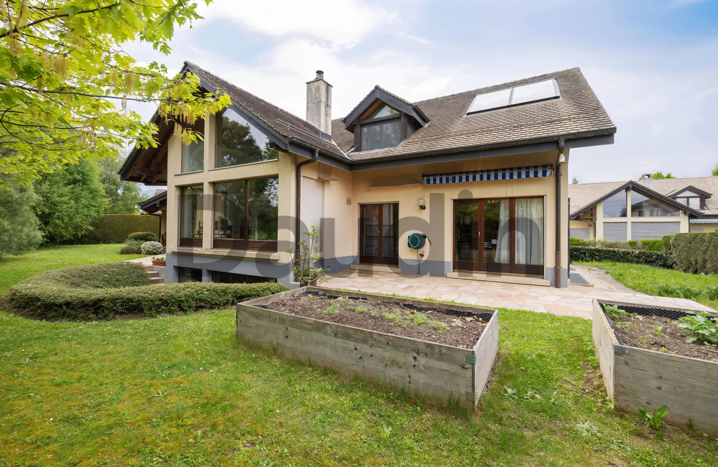 Single-family house with 9 rooms on the outskirts of Nyon - Photo 2 of 9