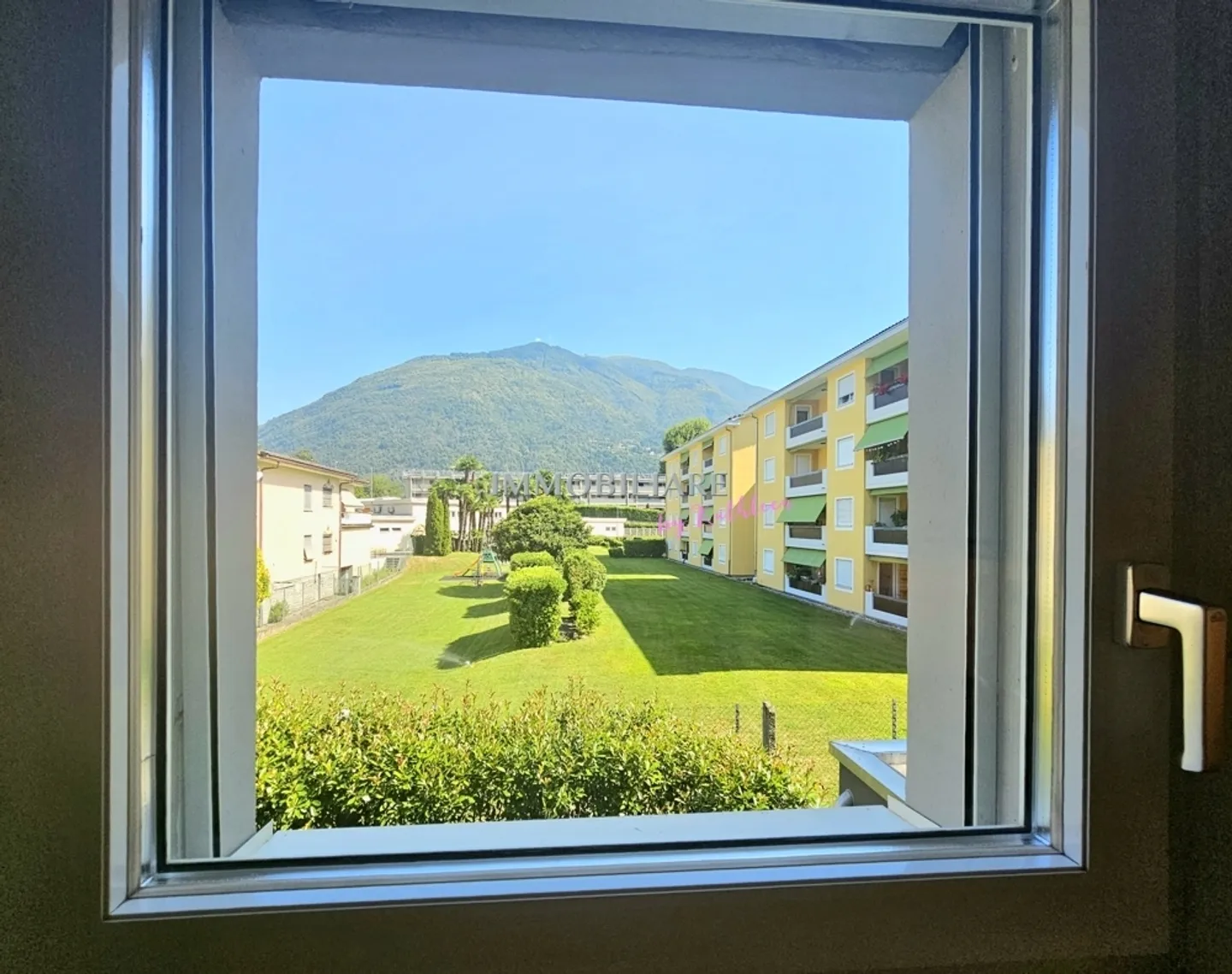 Appartamento per vacanze ristrutturato con stile in posizione tranquilla con camino e 2 balconi - Foto 3 di 13