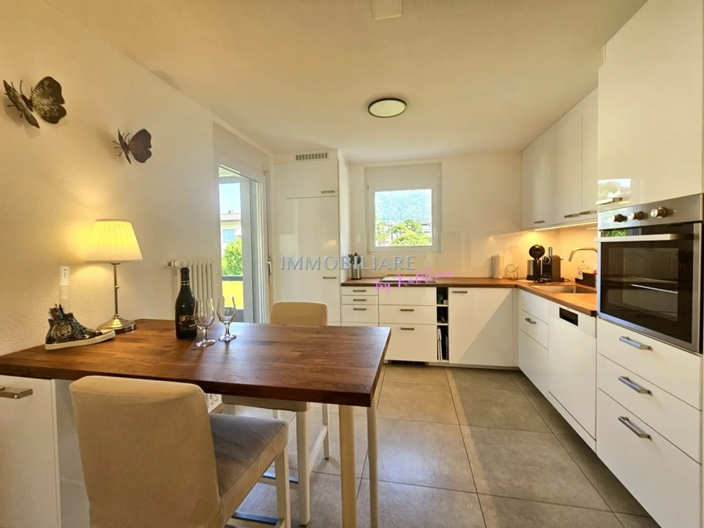 Appartamento per vacanze ristrutturato con stile in posizione tranquilla con camino e 2 balconi - Foto 6 di 13