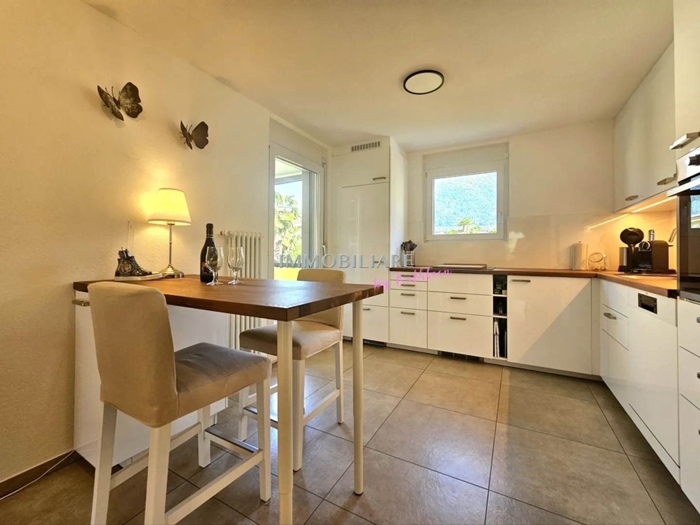 Appartamento per vacanze ristrutturato con stile in posizione tranquilla con camino e 2 balconi - Foto 1 di 13