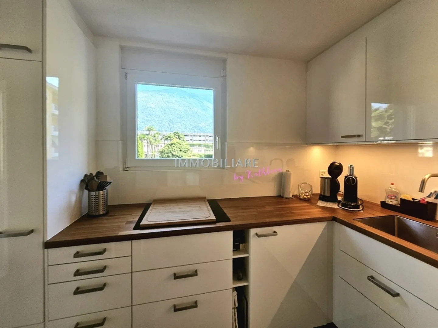 Appartamento per vacanze ristrutturato con stile in posizione tranquilla con camino e 2 balconi - Foto 2 di 13