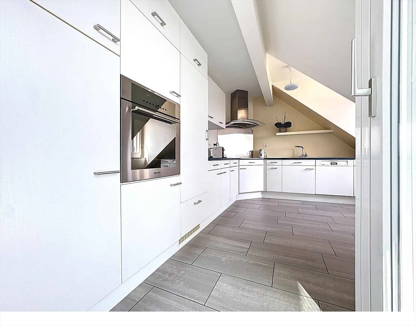 Attico di 150 m² distribuito in 5,5 stanze con belle altezze sotto soffitto - Foto 5 di 13
