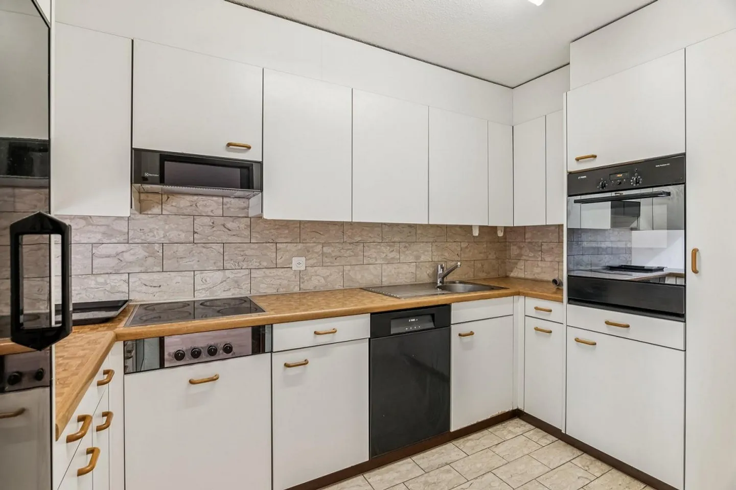 Spacious Layout - Fireplace - Ideal Location! - Photo 5 of 9