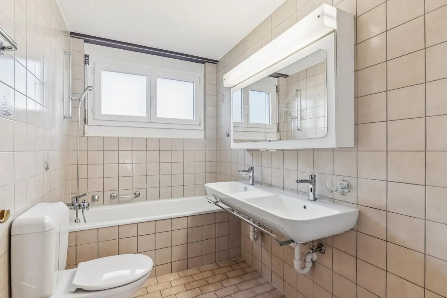 Spacious Layout - Fireplace - Ideal Location! - Photo 8 of 9