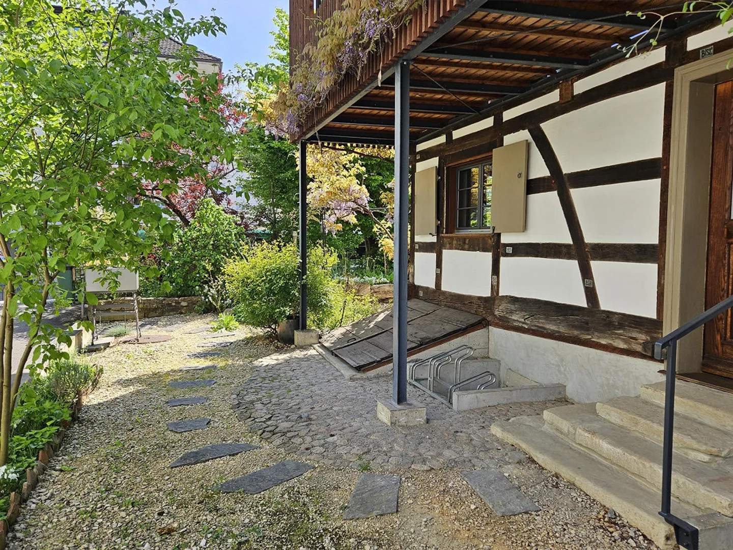 Maison à colombages moderne avec une histoire émouvante au centre du village - Photo 3 sur 16