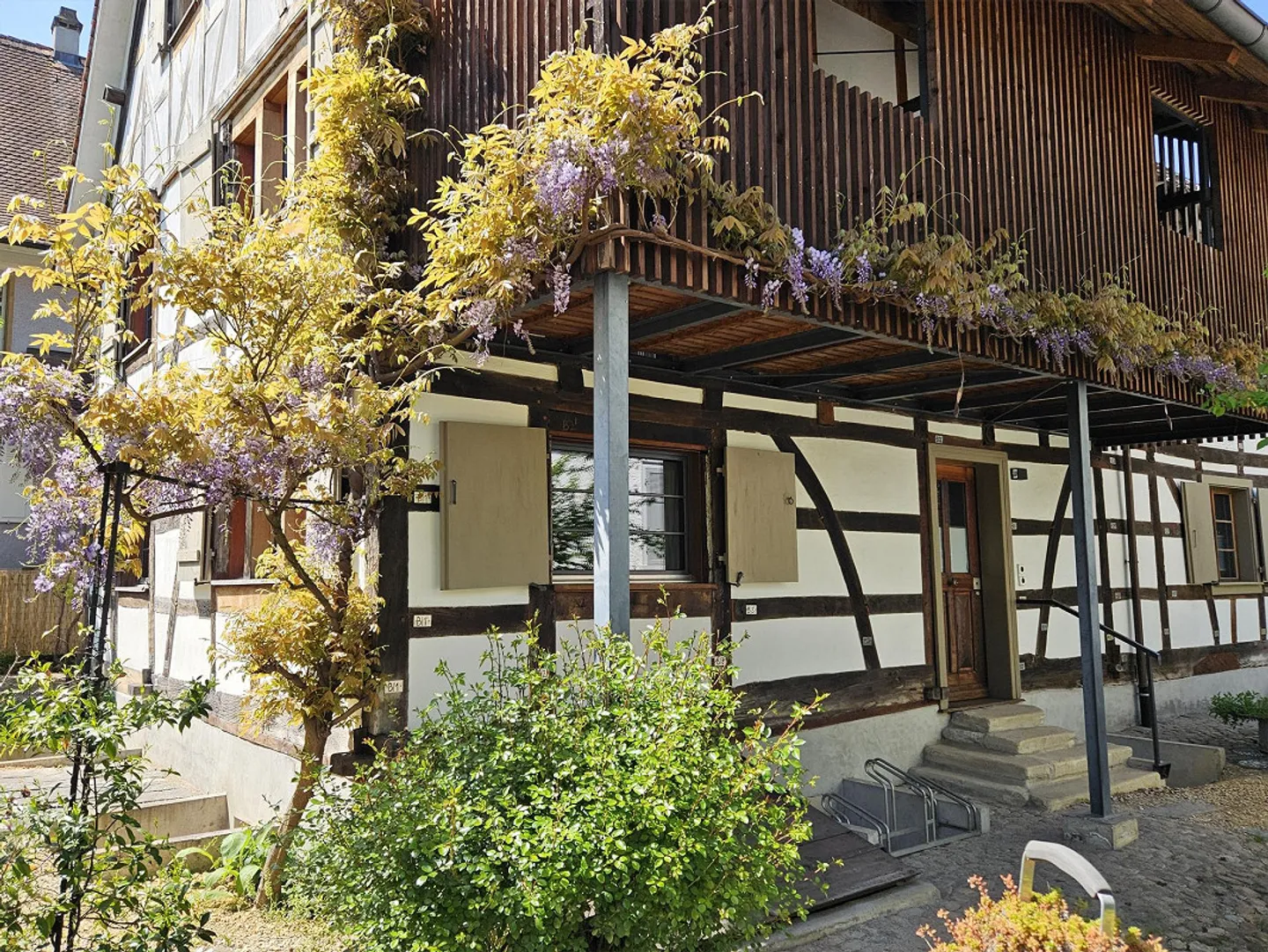 Maison à colombages moderne avec une histoire émouvante au centre du village - Photo 4 sur 16