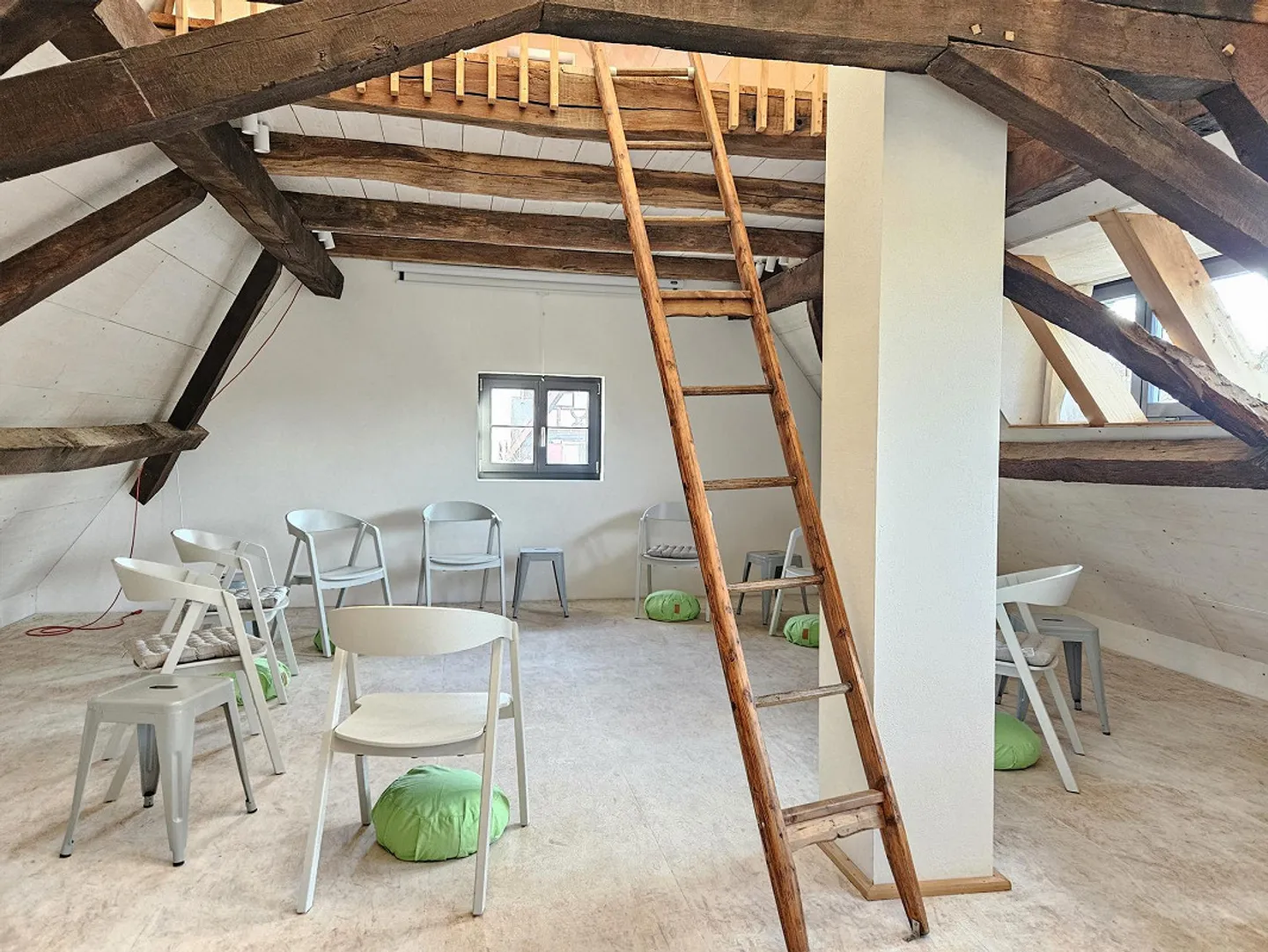 Maison à colombages moderne avec une histoire émouvante au centre du village - Photo 15 sur 16