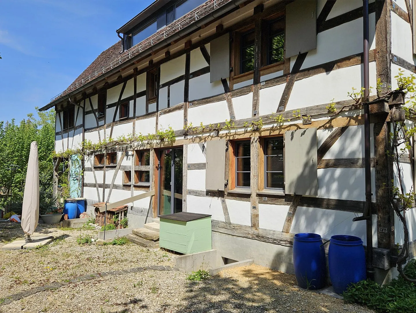 Maison à colombages moderne avec une histoire émouvante au centre du village - Photo 16 sur 16