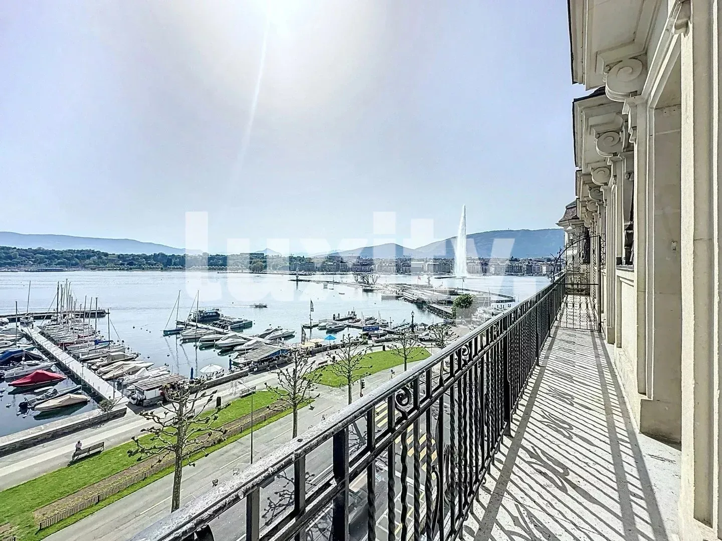 Geräumige Haussmannische Wohnung mit Blick auf den Springbrunnen - Foto 1 von 3