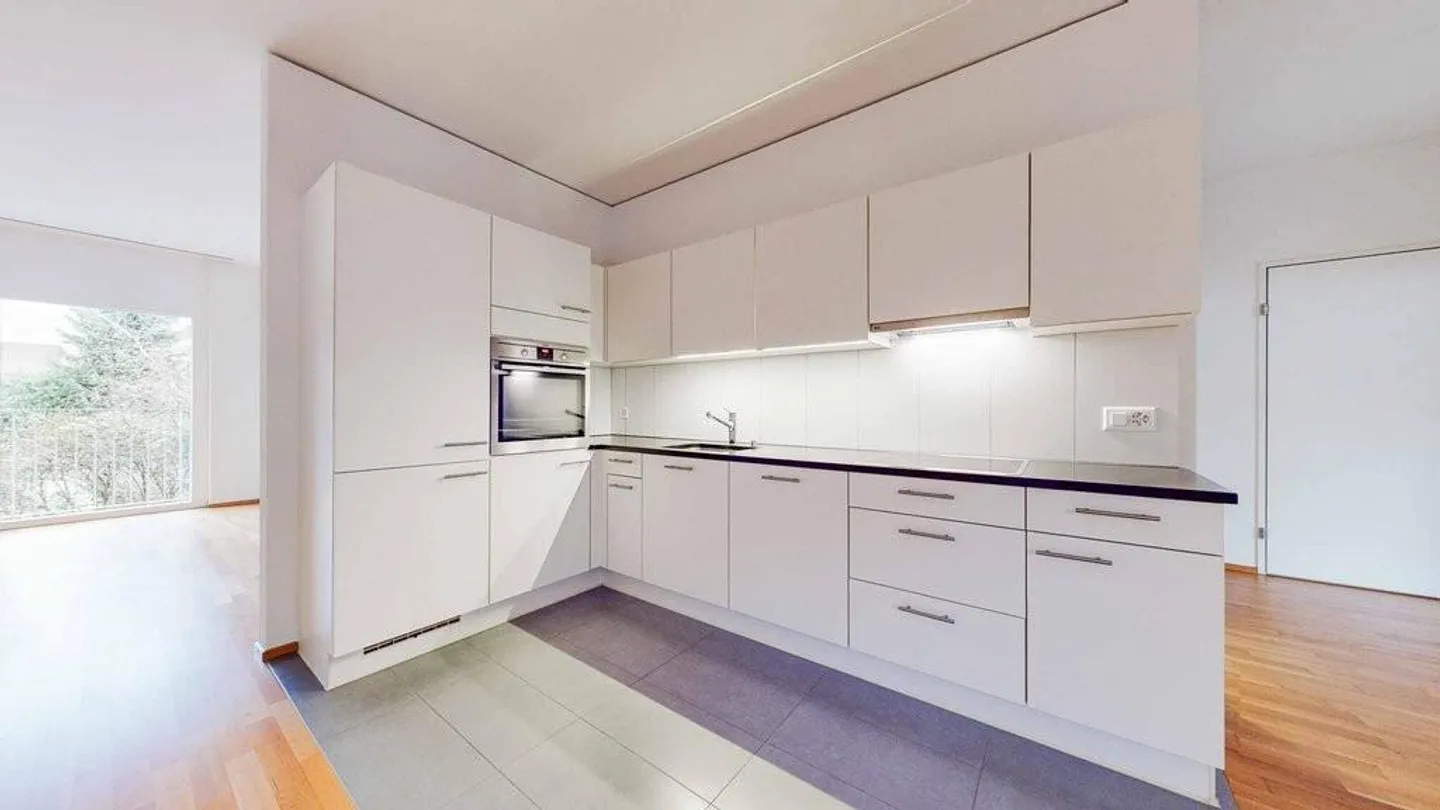 Spazioso, moderno, perfettamente situato = La tua nuova casa - Foto 3 di 12