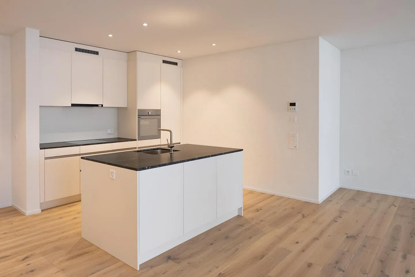 PRIMA OCCUPAZIONE - appartamento centrale di 4,5 stanze in standard di proprietà! - Foto 1 di 11