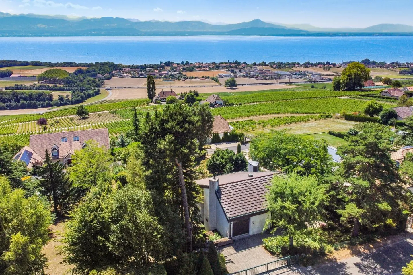 Wunderschöne möblierte Einzelvilla mit herrlichem Blick auf den See in Féchy - Foto 2 von 13