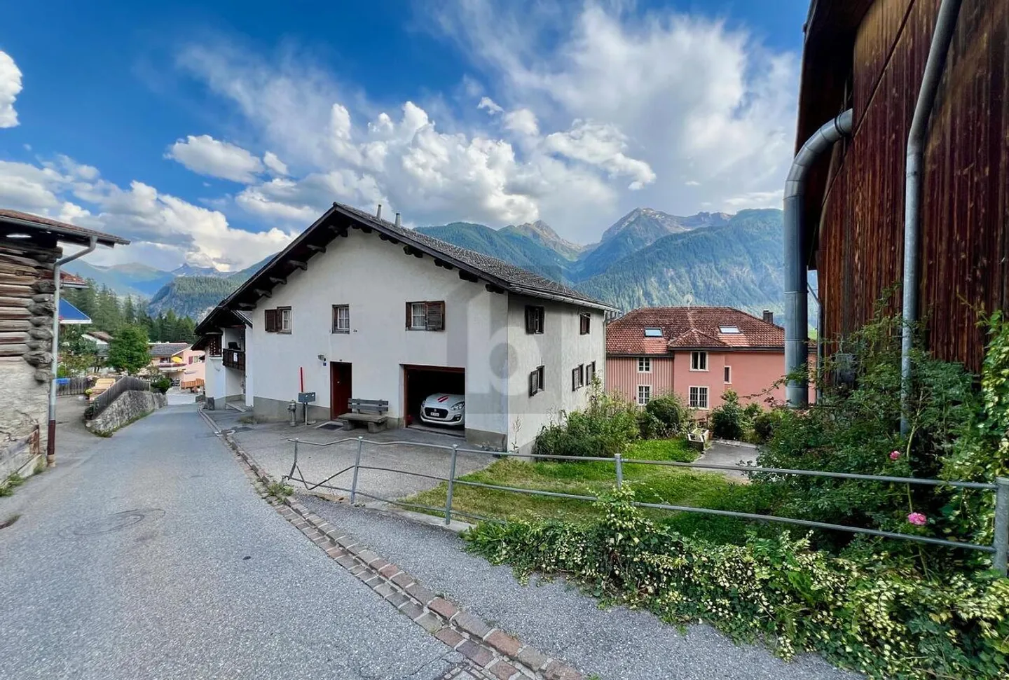 OFFERTE! CENTRALE NEL VILLAGGIO CON GRANDE STALLA - Foto 1 di 4