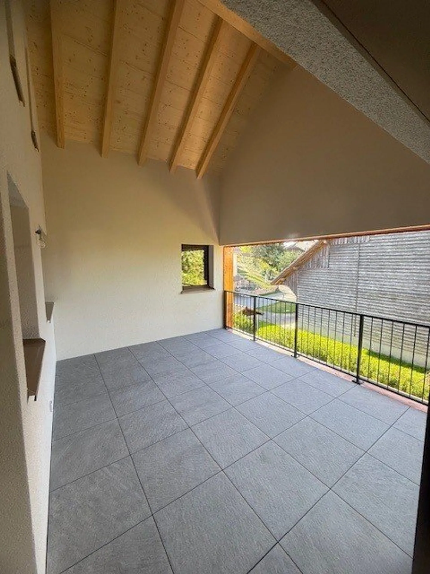 For rent, magnificent 5.5 room apartment in a renovated farmhouse - Photo 3 of 13