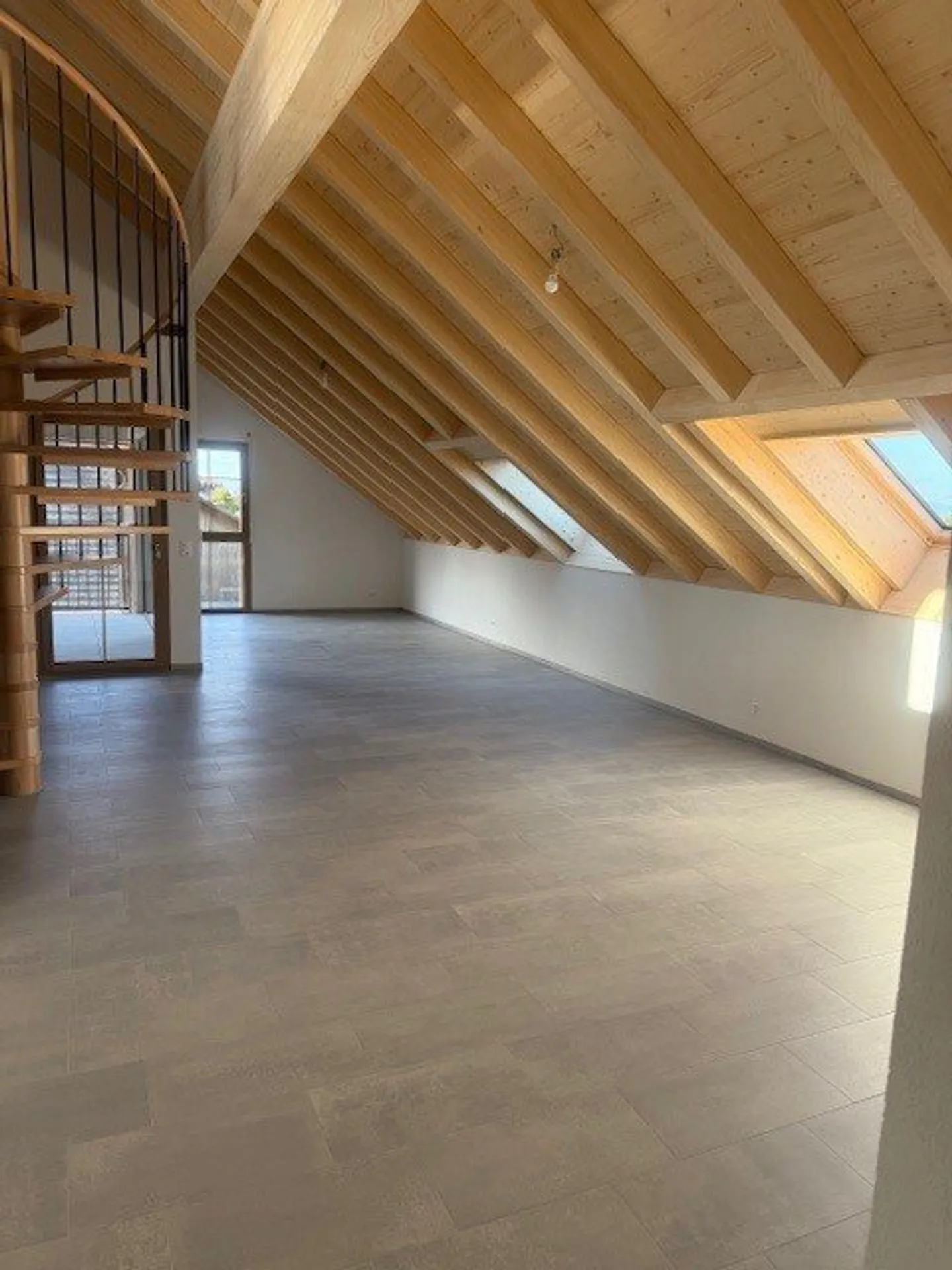 For rent, magnificent 5.5 room apartment in a renovated farmhouse - Photo 4 of 13