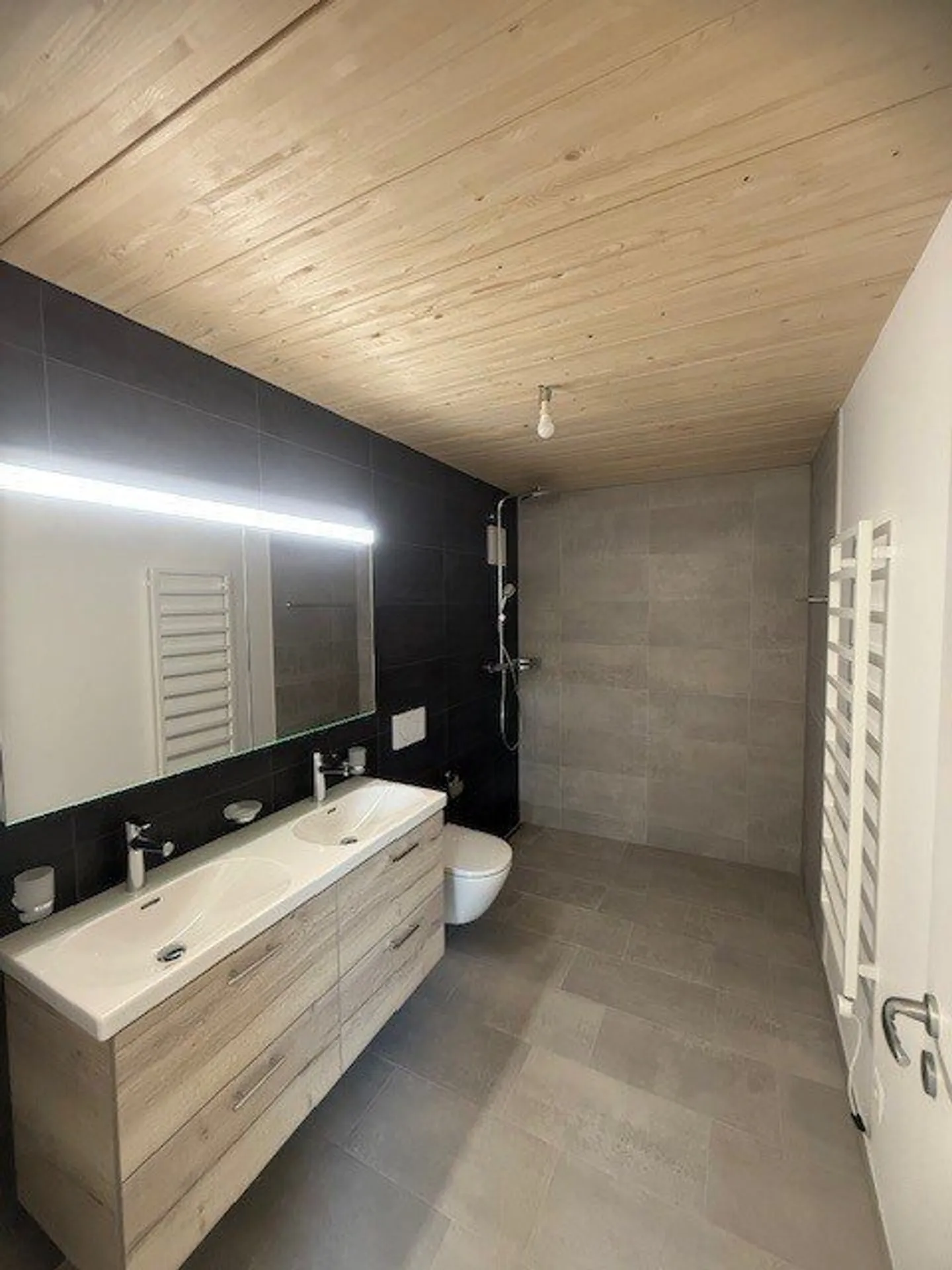 For rent, magnificent 5.5 room apartment in a renovated farmhouse - Photo 11 of 13