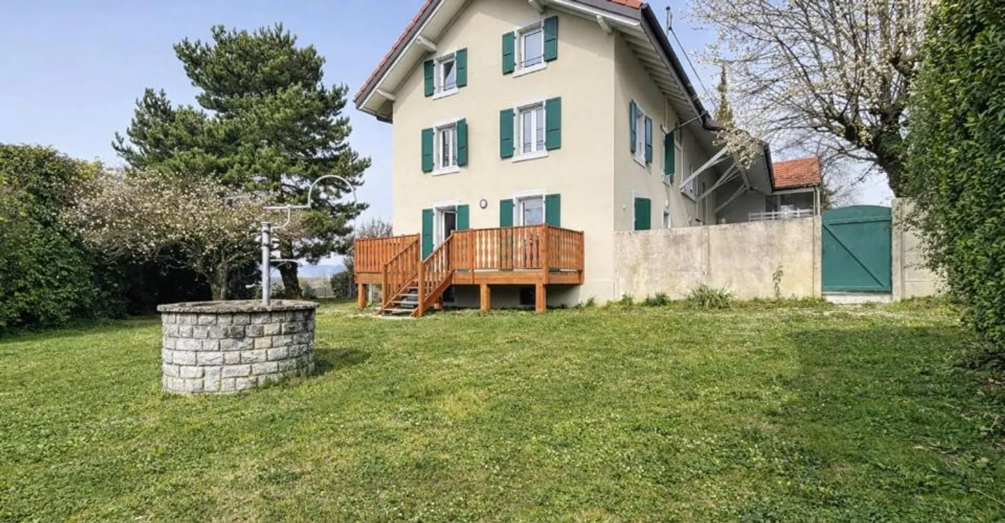 Triplex with 4.5 rooms - large garden and partial lake view - Photo 1 of 12