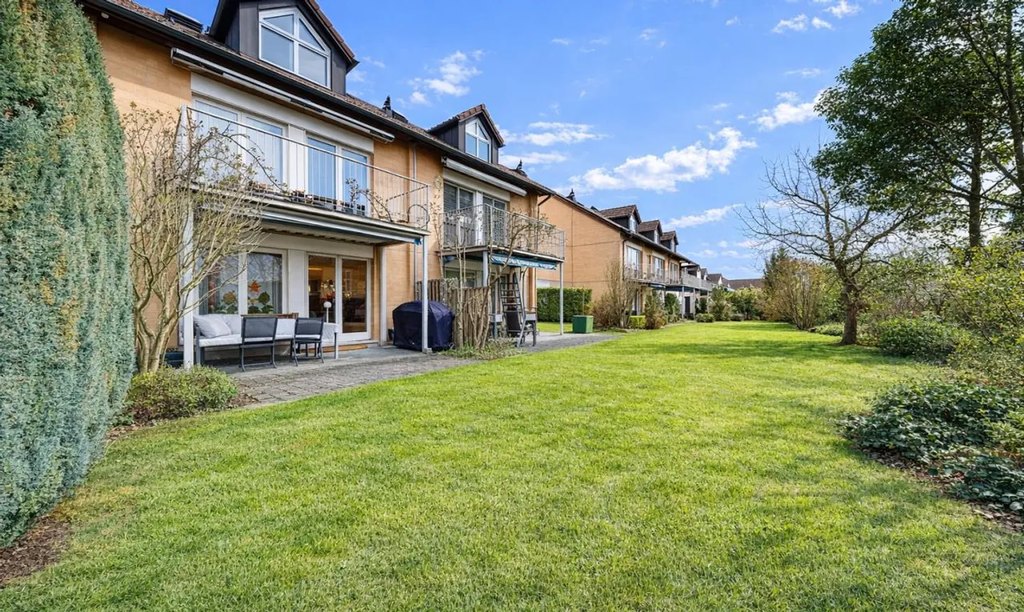 Family-friendly 6-room terraced house in Bassersdorf - Photo 2 of 11