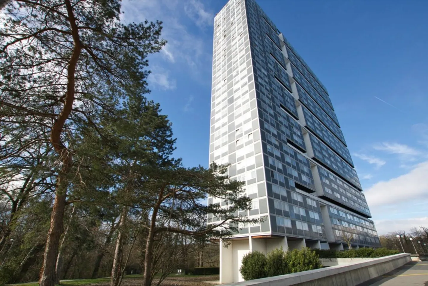 Stunning Apartment with Rooftop Pools - Photo 1 of 6