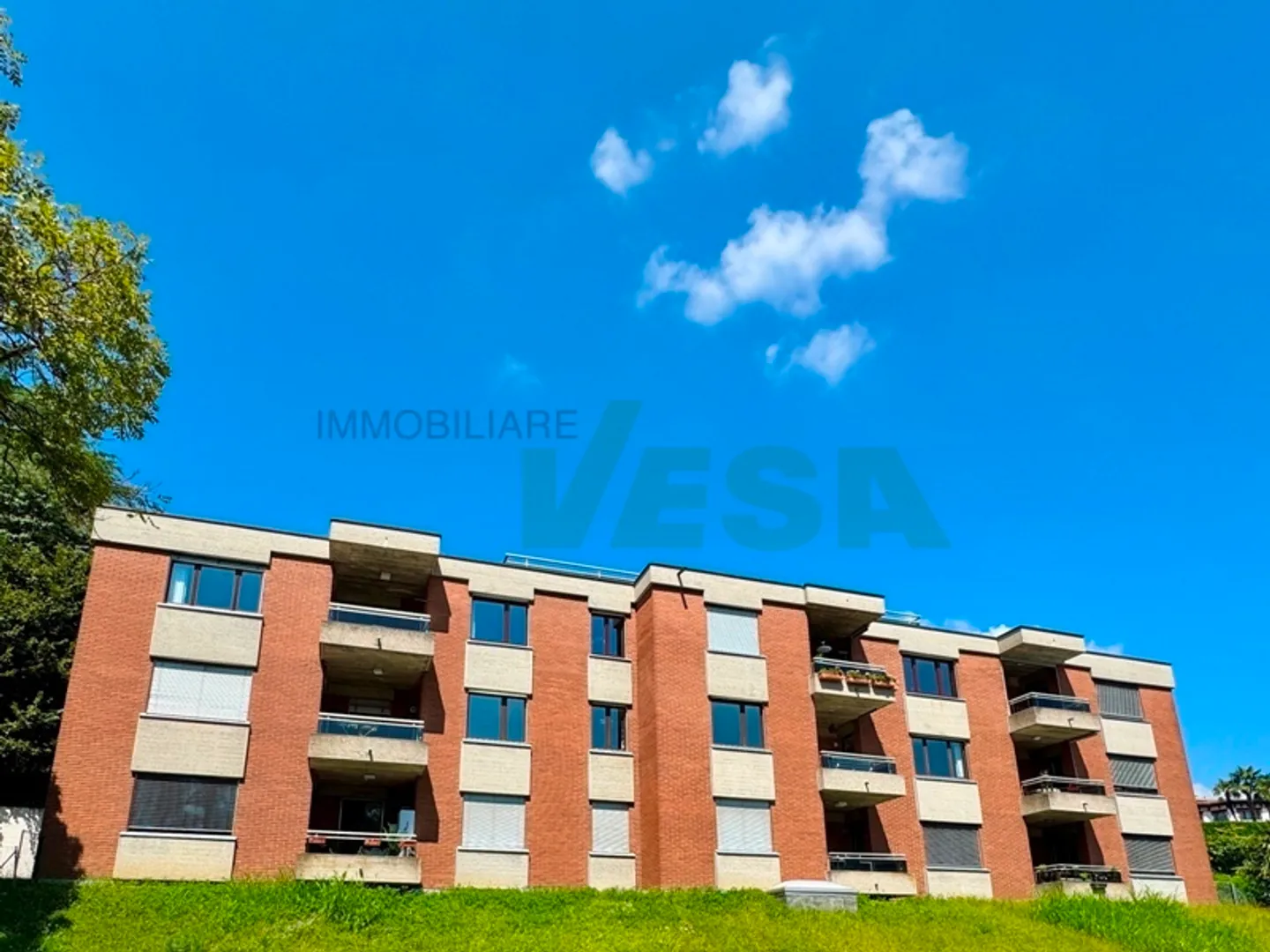 Spacious 3.5-room apartment in a beautiful and quiet location in the green - Photo 2 of 11