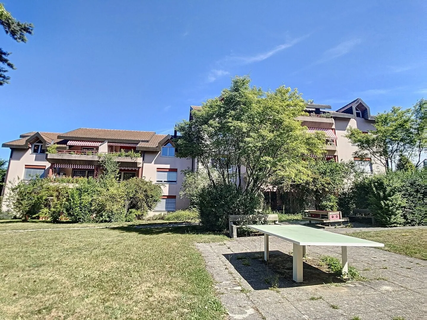 Appartement rénové avec balcon - Photo 1 sur 4