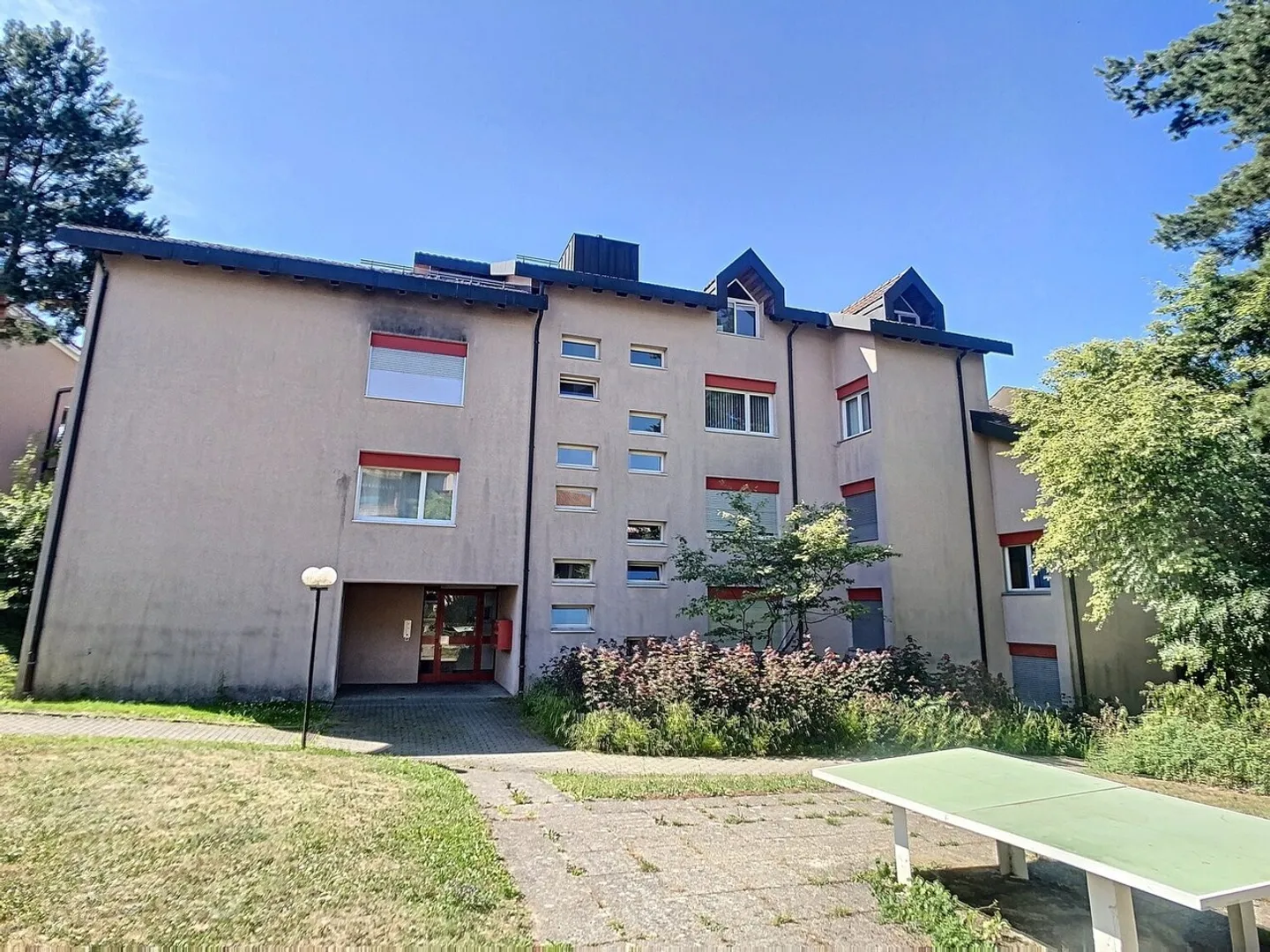 Appartement rénové avec balcon - Photo 2 sur 4