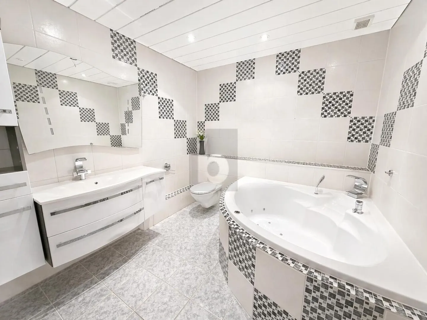 VERSATILE USAGE WITH KITCHEN AND BATHROOM - Photo 3 of 5