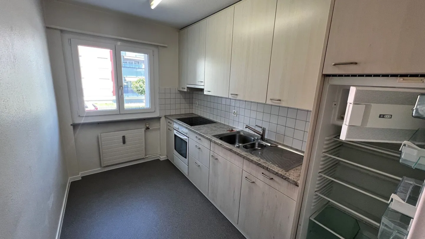 Simple 3-room apartment with sunny balcony - Photo 4 of 5