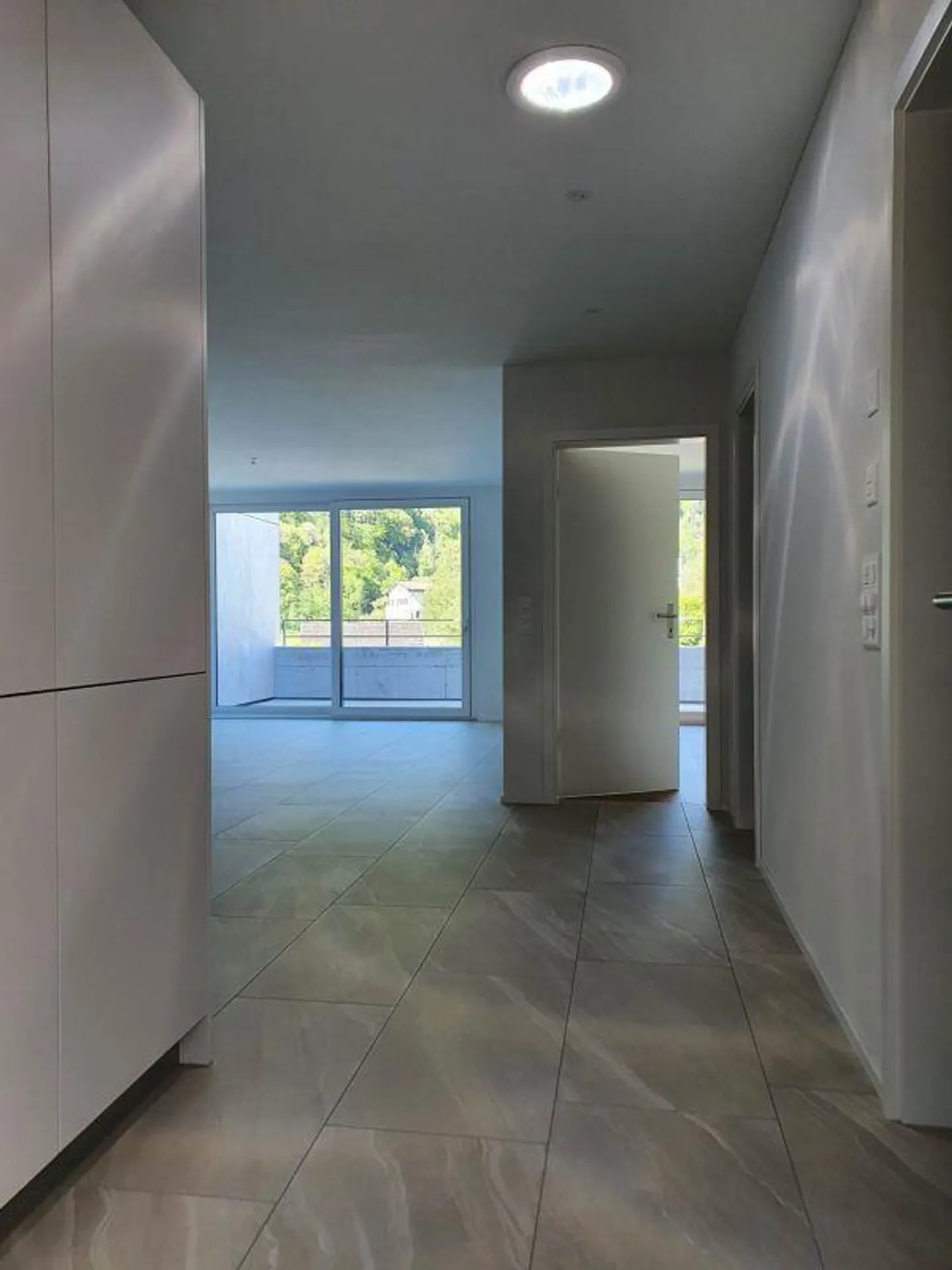 Penthouse 2 1/2 pièces neuf dans un emplacement ensoleillé - Photo 5 sur 12