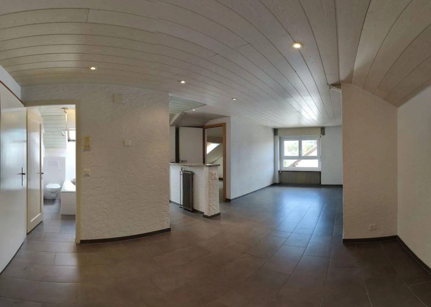 Incantevole appartamento mansardato con 2 camere e un fascino particolare - Foto 1 di 10