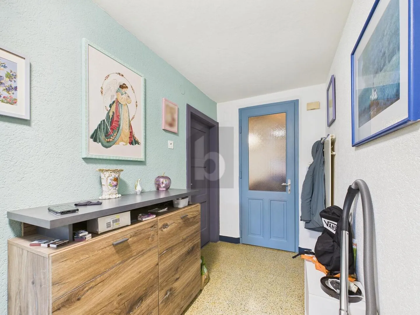 CHIC AND WELL-MAINTAINED LIVING SPACE ON TWO LEVELS - Photo 4 of 6