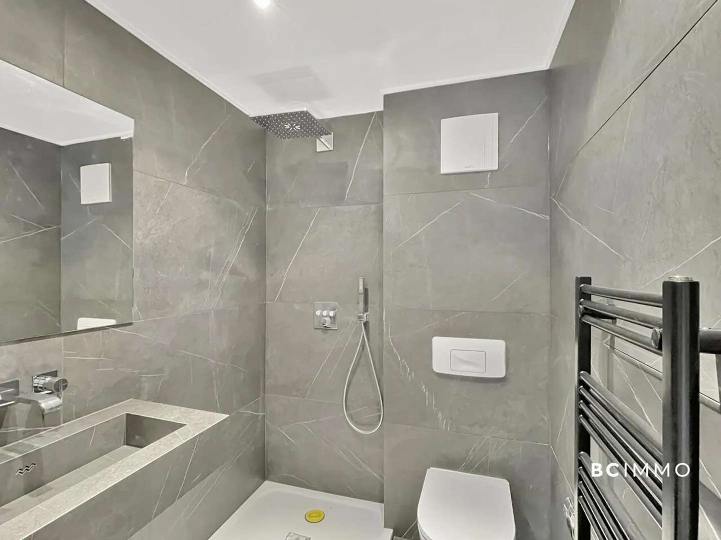 Appartement Contemporain avec Vue sur le Lac - Photo 7 sur 12