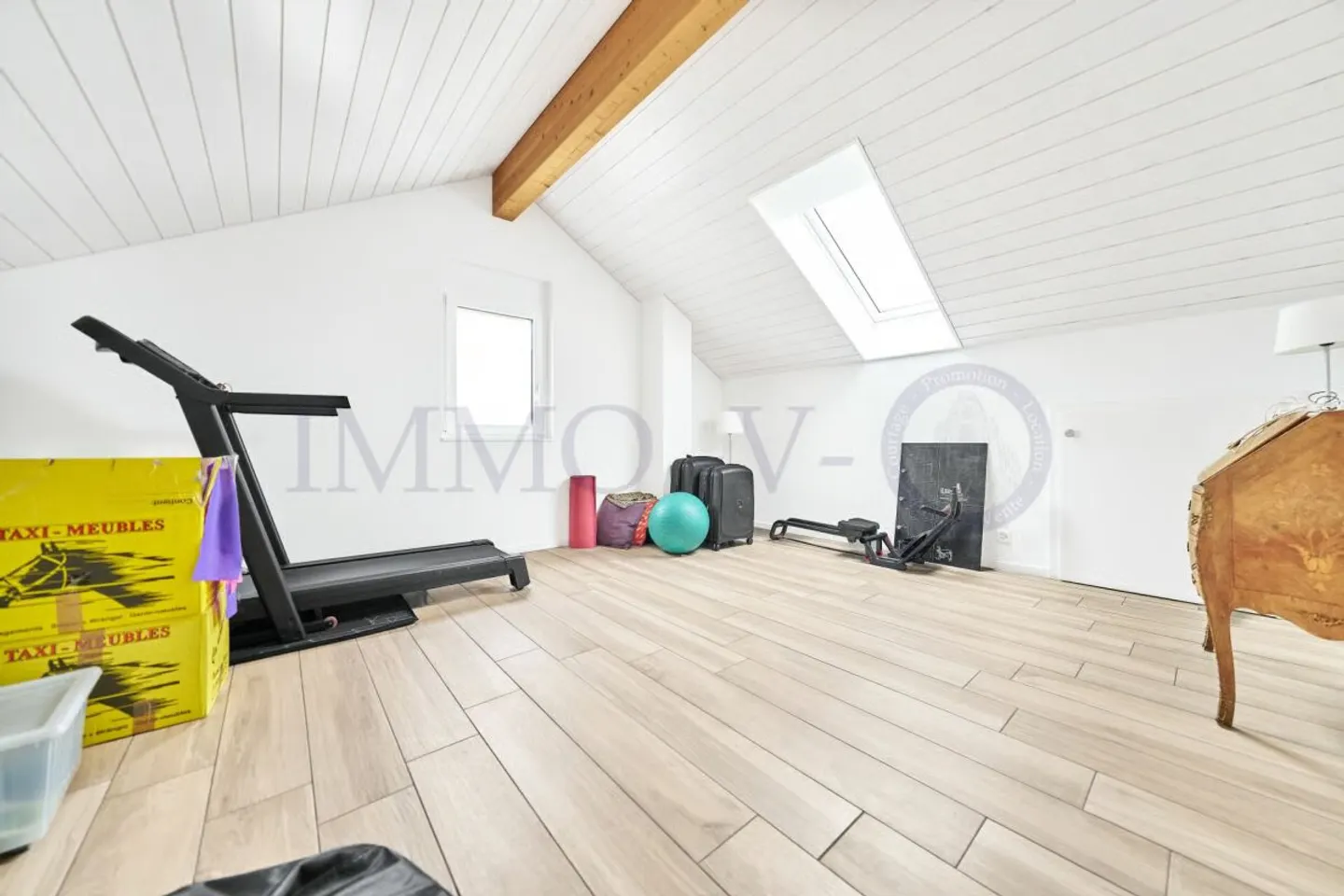 Contemporary and Spacious with Garden in Ideal Location - Photo 10 of 12