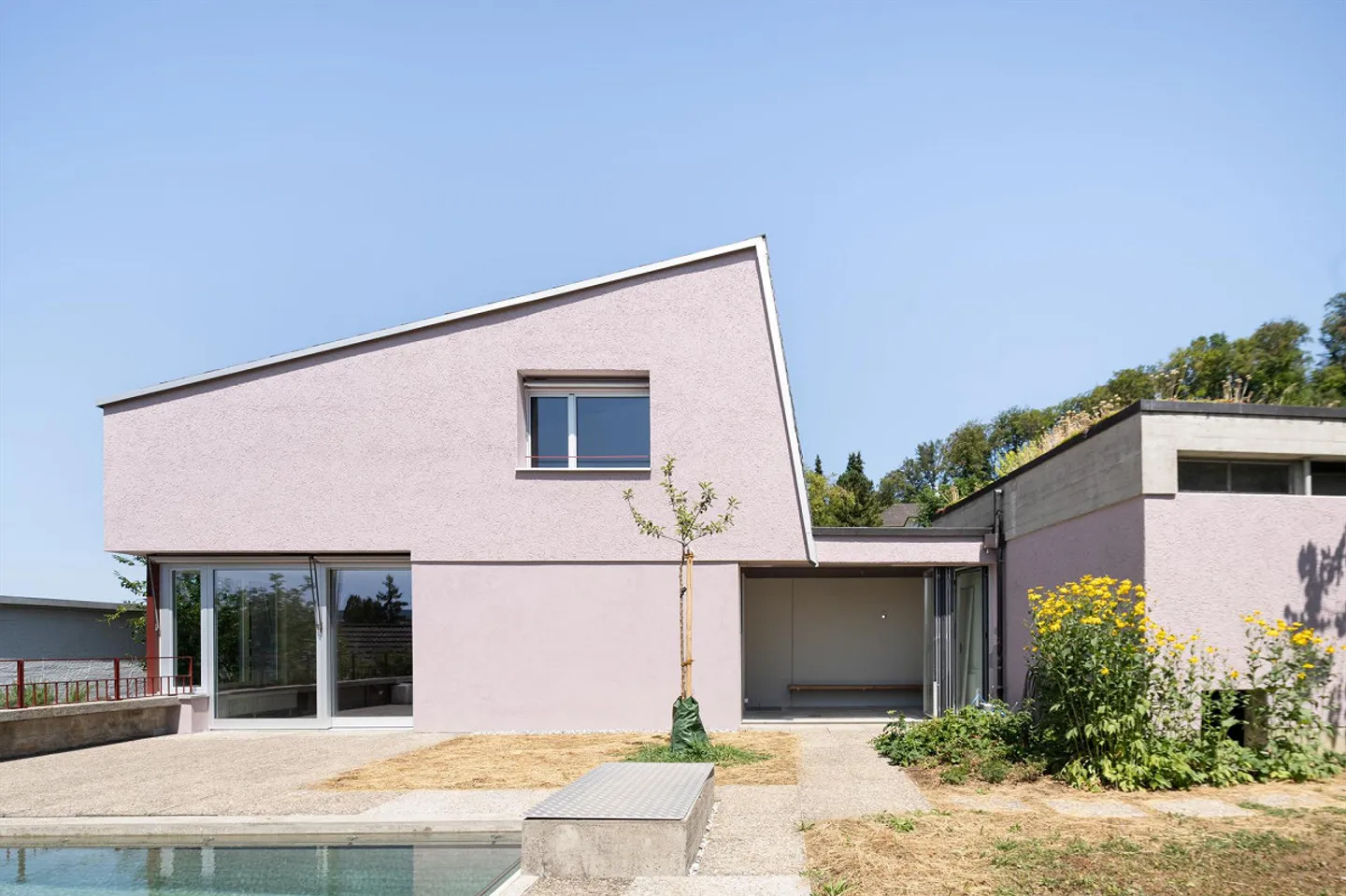 Detached single-family house with pool and double garage - Photo 1 of 14
