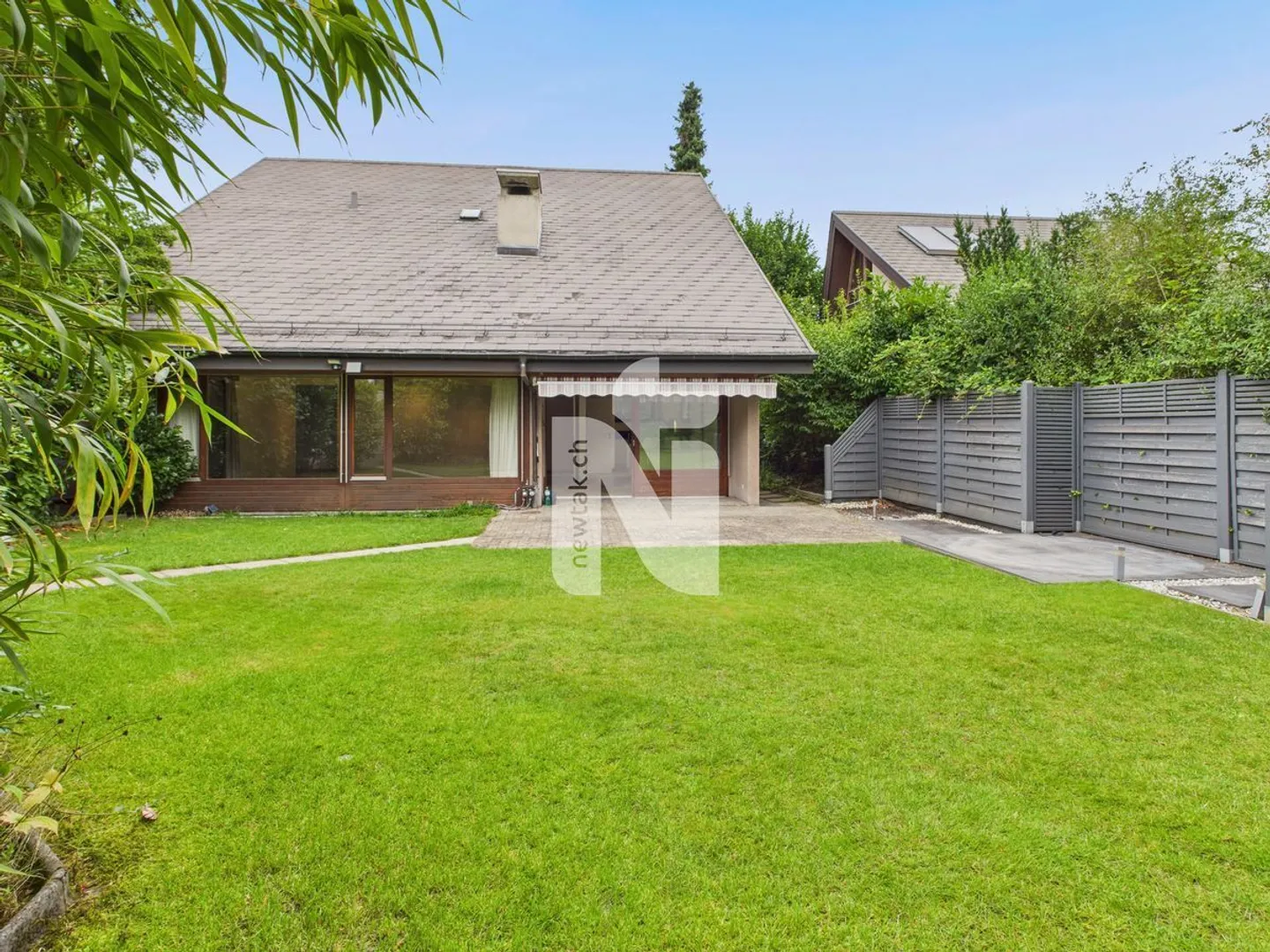 Casa unifamiliare indipendente di 6,5 stanze su quattro piani con grande giardino, garage e area benessere in una posizione tranquilla ed esclusiva sul Bruderholz - Foto 1 di 13