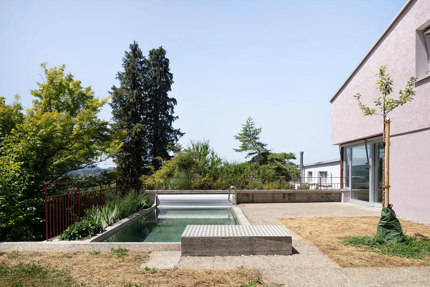 Detached single-family house with pool and double garage - Photo 2 of 14