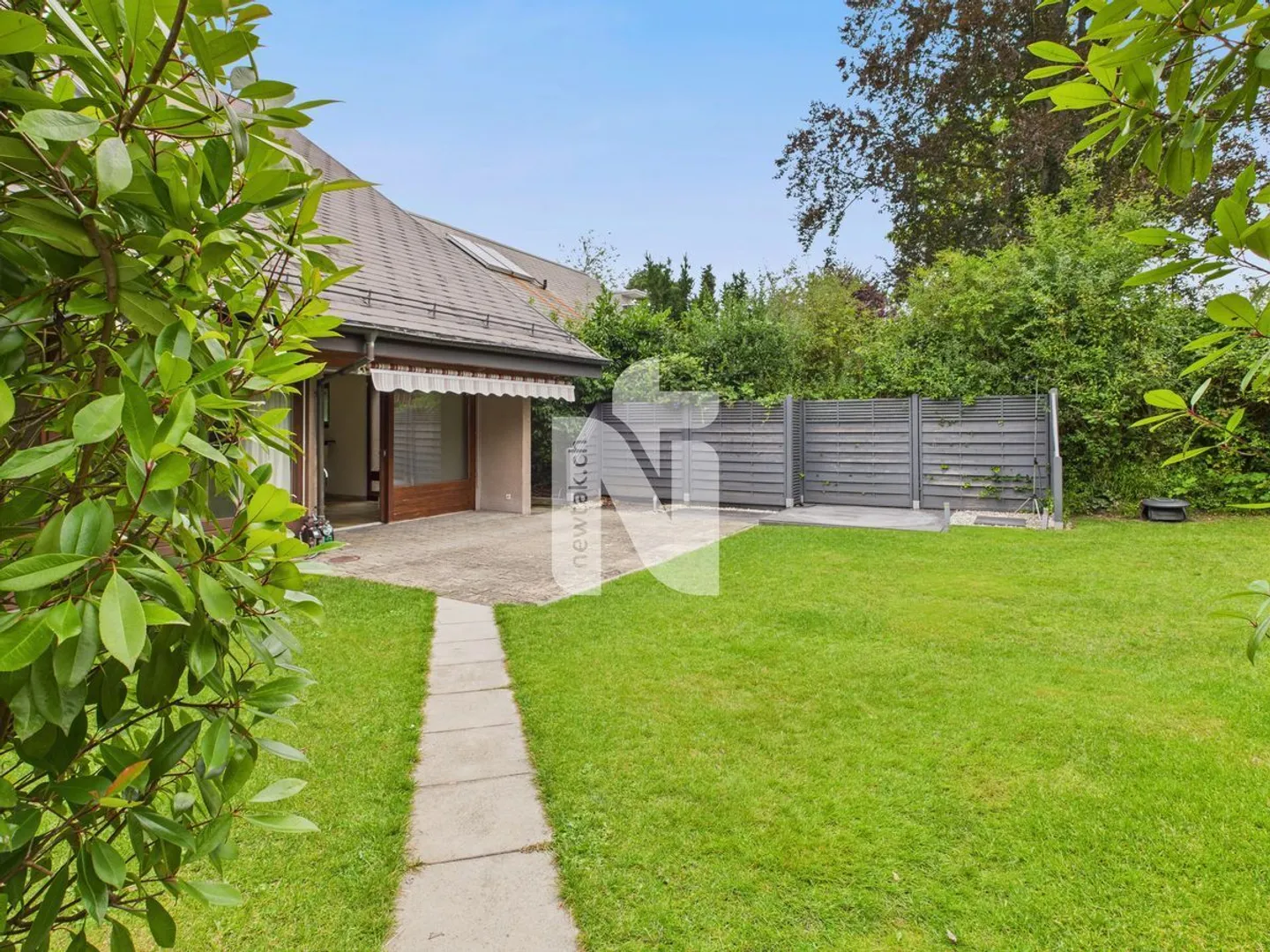 Casa unifamiliare indipendente di 6,5 stanze su quattro piani con grande giardino, garage e area benessere in una posizione tranquilla ed esclusiva sul Bruderholz - Foto 2 di 13