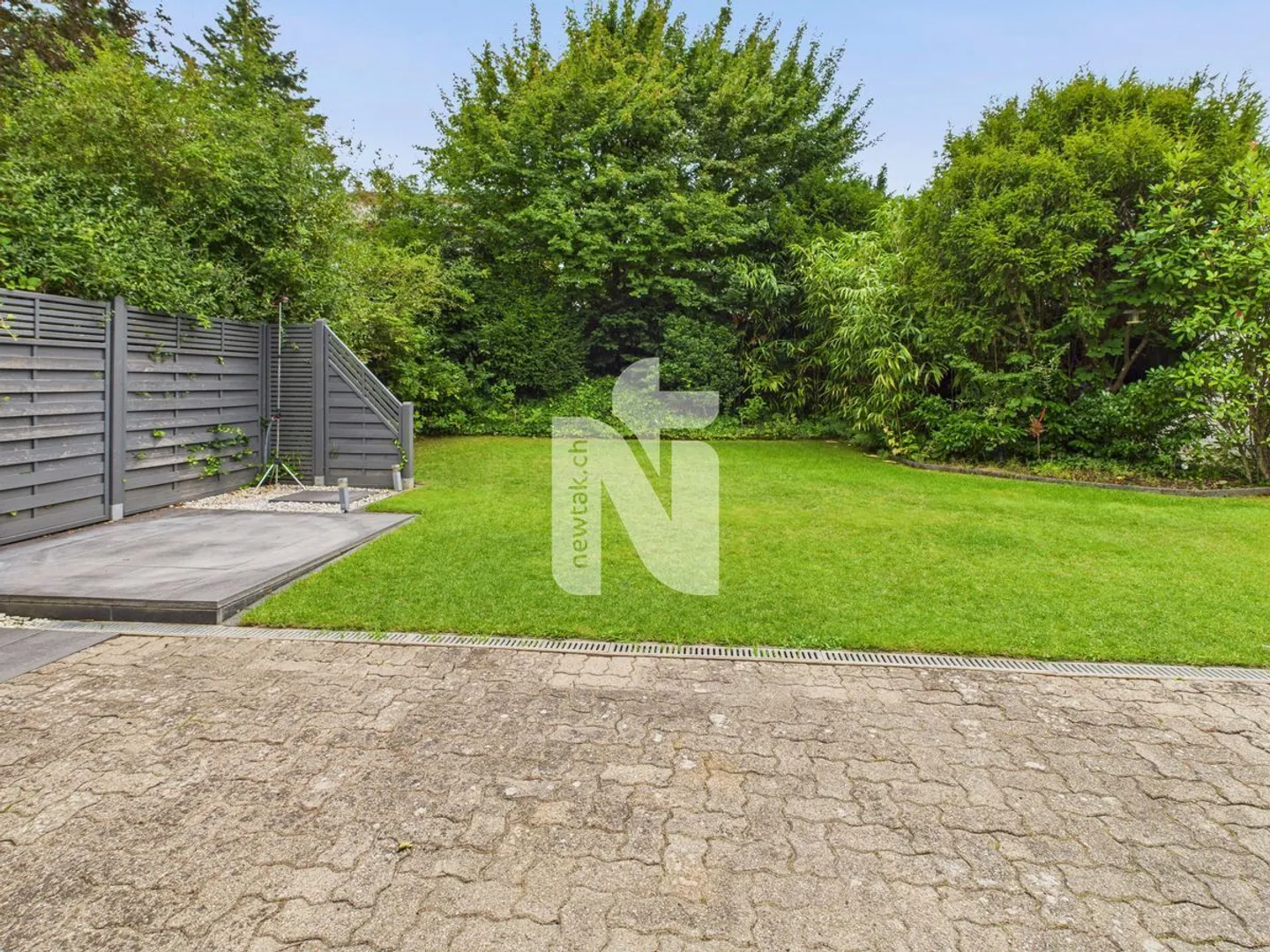 Casa unifamiliare indipendente di 6,5 stanze su quattro piani con grande giardino, garage e area benessere in una posizione tranquilla ed esclusiva sul Bruderholz - Foto 3 di 13