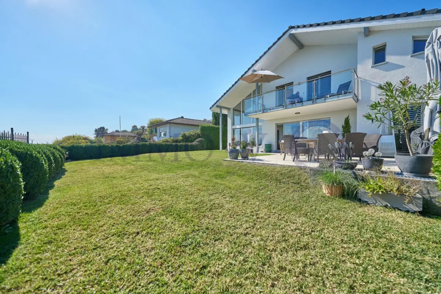DE STANDING AVEC GRAND JARDIN ET VUE LAC - Photo 2 of 18