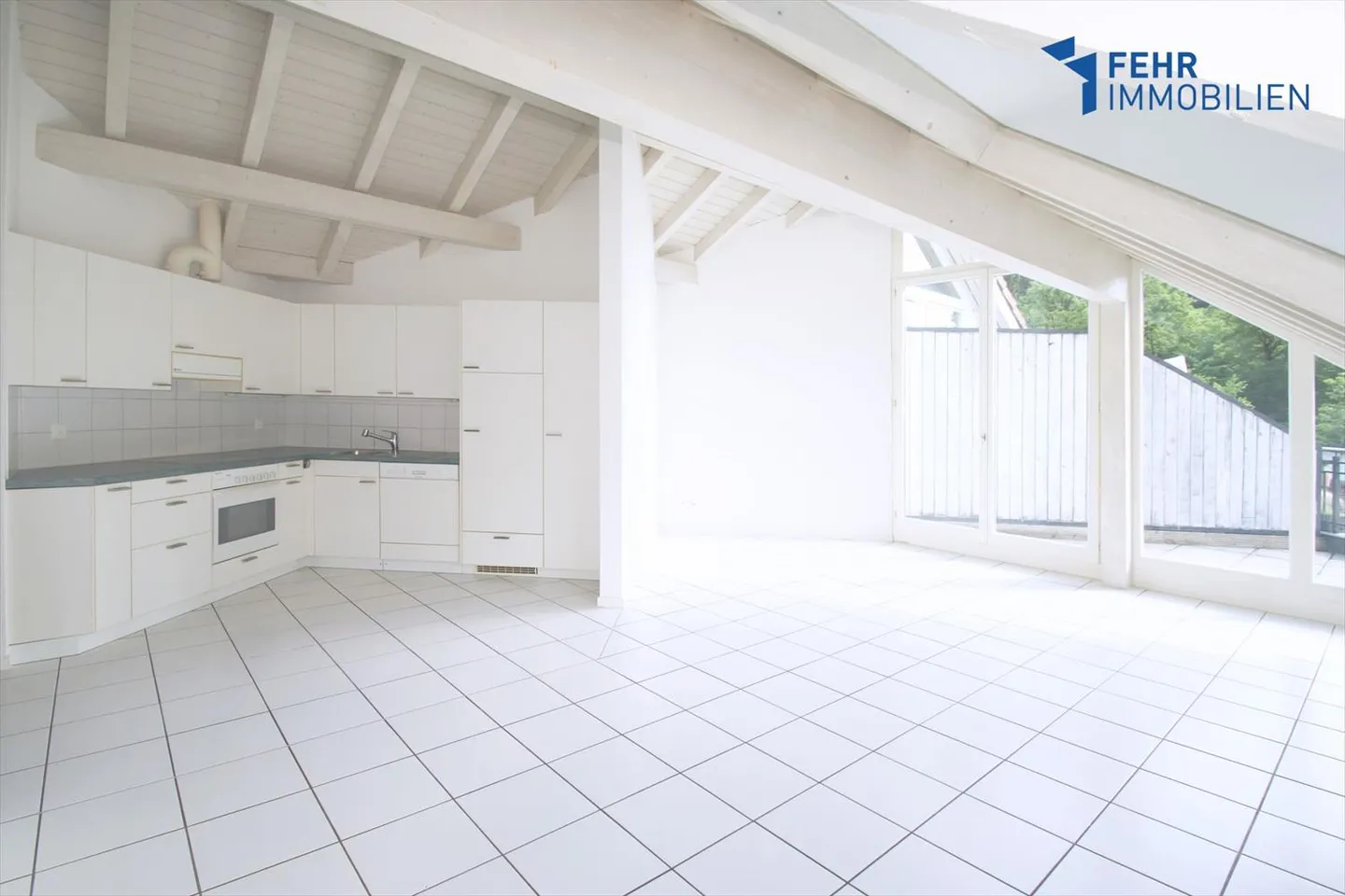 Fehr Real Estate - Comfortable 4½-Room Penthouse Apartment - Photo 1 of 13