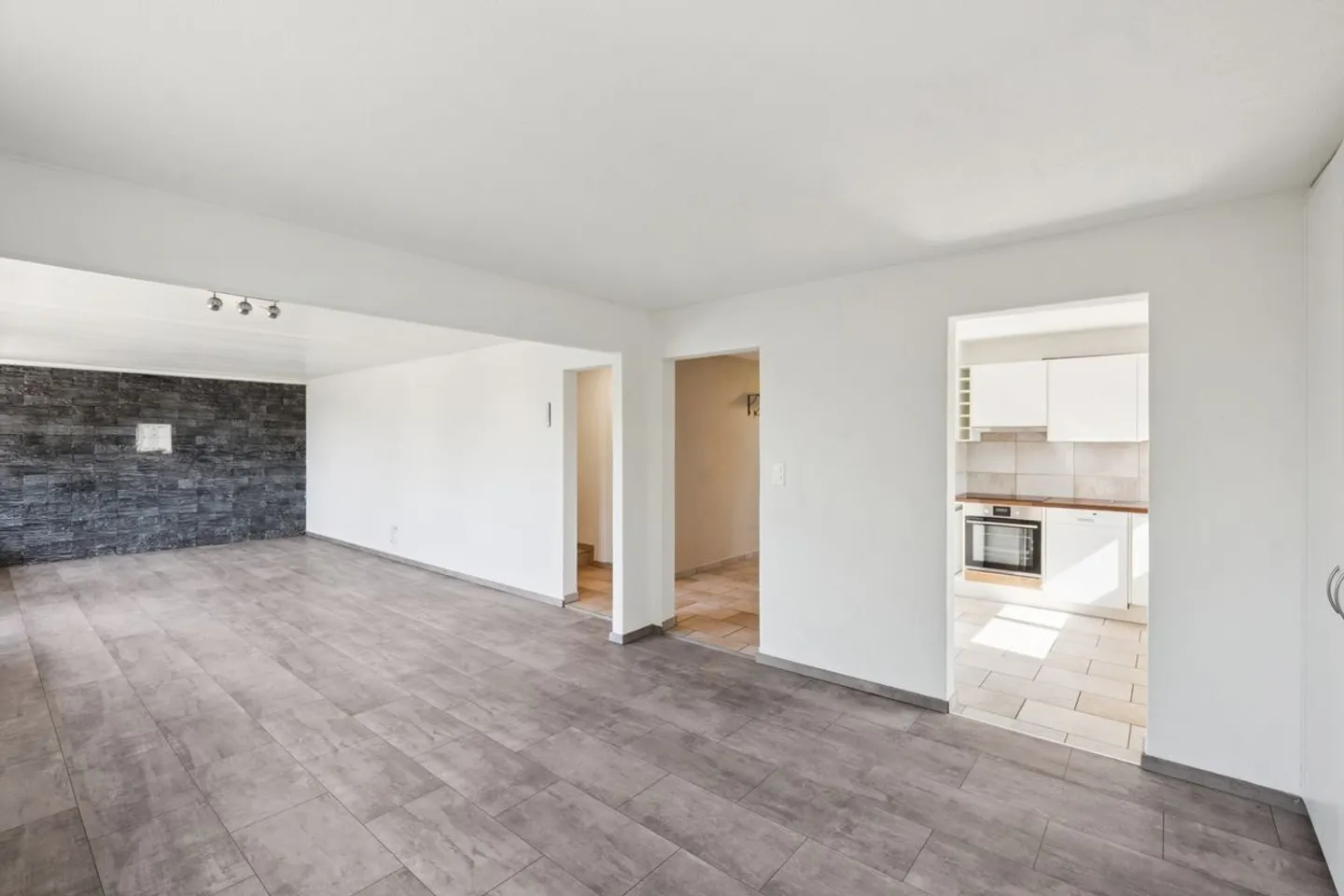 Casa unifamiliare con appartamento separato - Foto 6 di 13