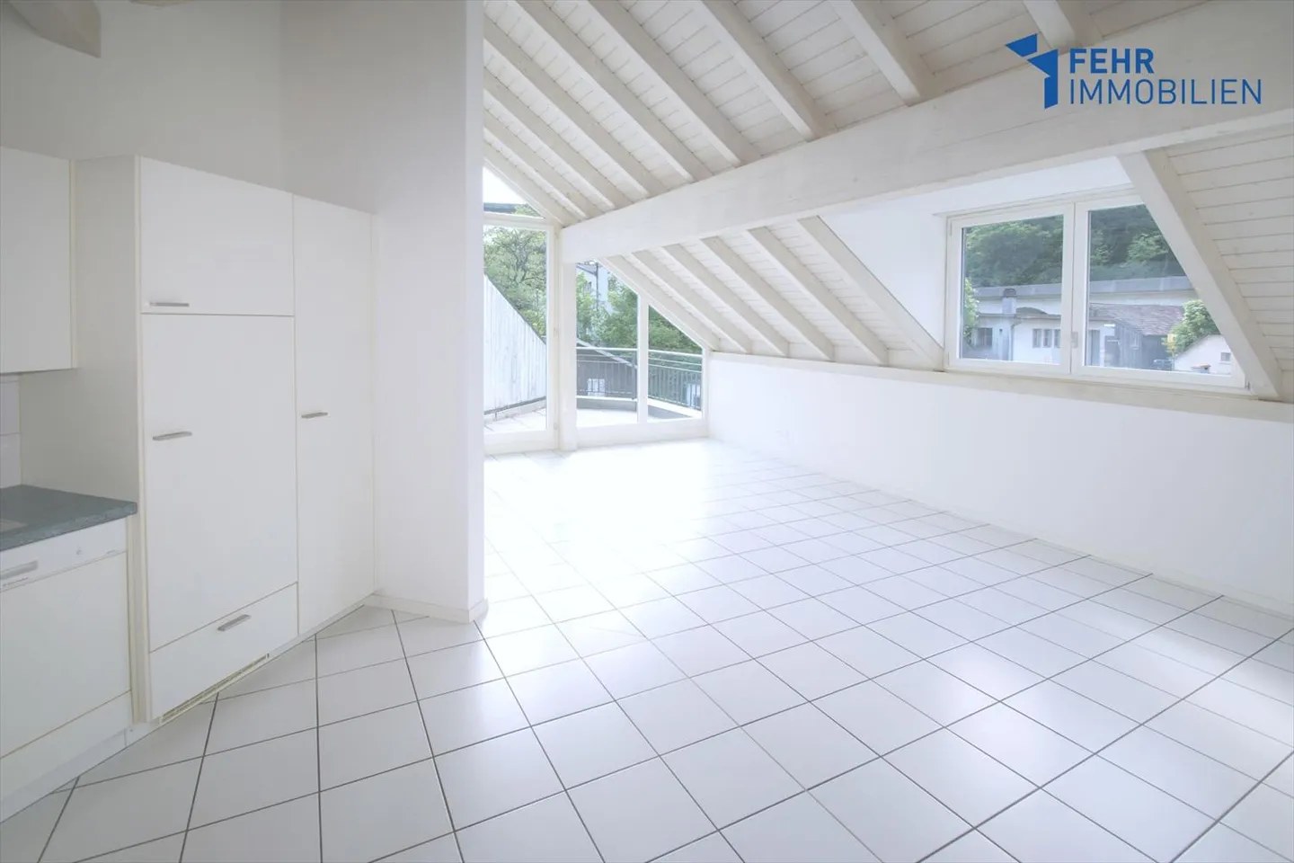 Fehr Real Estate - Comfortable 4½-Room Penthouse Apartment - Photo 2 of 13