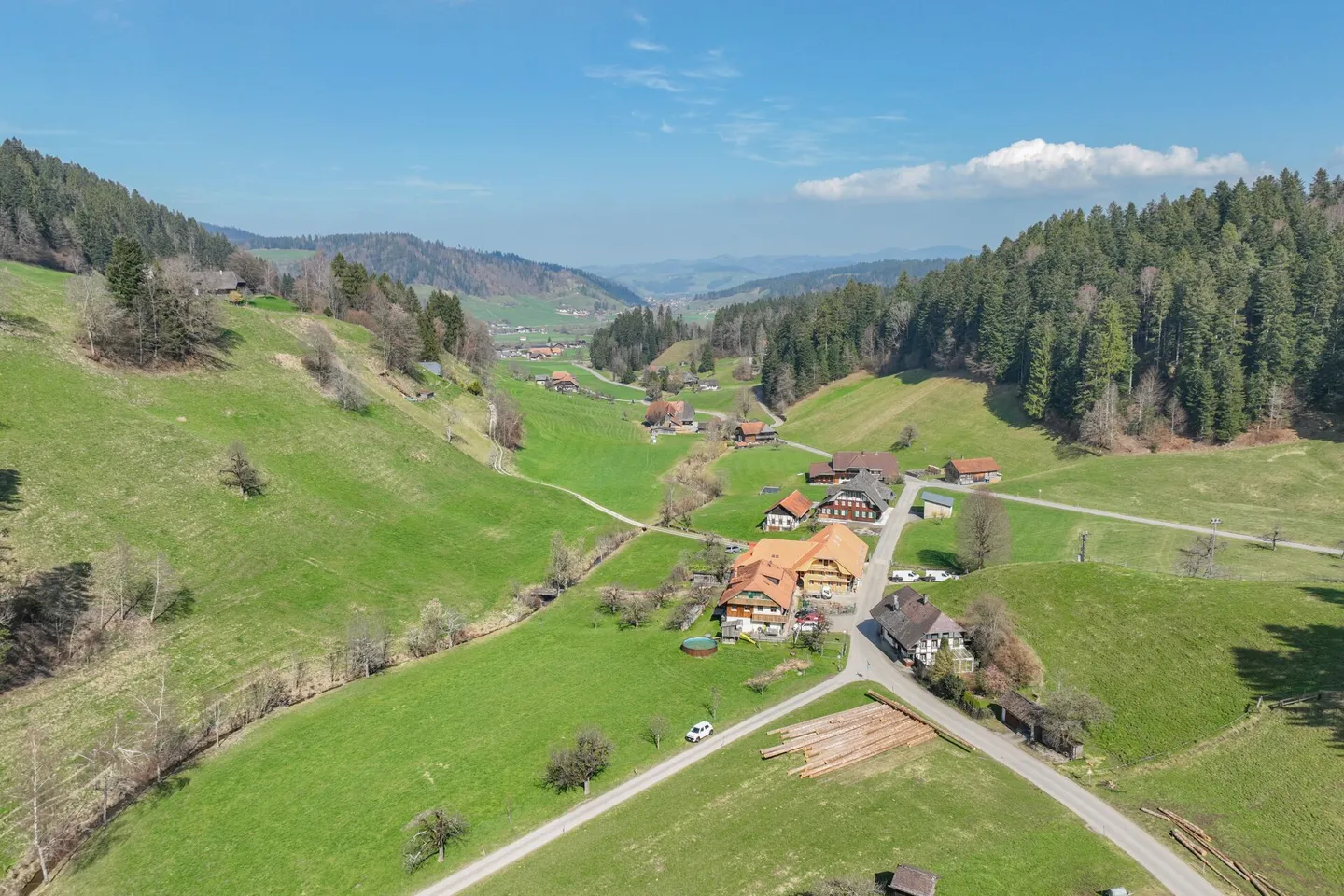 Casa, prato, bosco: tanto spazio per la vostra vita in campagna - Foto 3 di 12