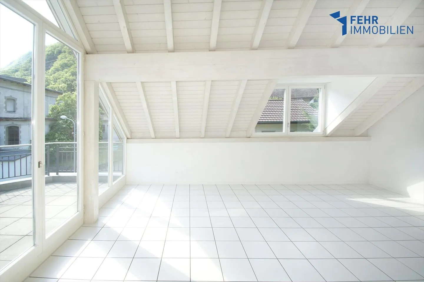 Fehr Real Estate - Comfortable 4½-Room Penthouse Apartment - Photo 3 of 13